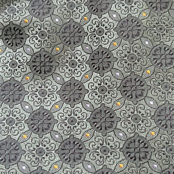 100% silk Barney's New York Tie - Picture 3 of 5